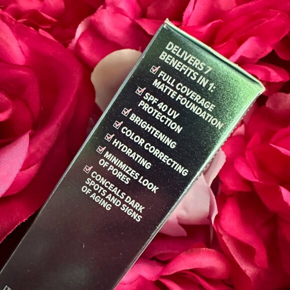 Lot of 3 It Cosmetics Items: FULL SIZE CC Cream, No. 22 brush & .47 Pillow Cream - Picture 5 of 6